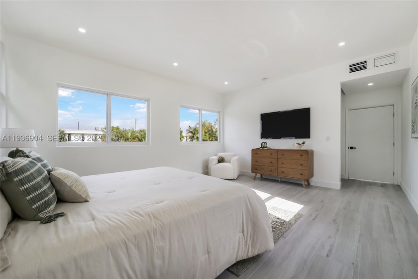 Stunning fully remodeled single-family home offering over 2,257 - photo 31