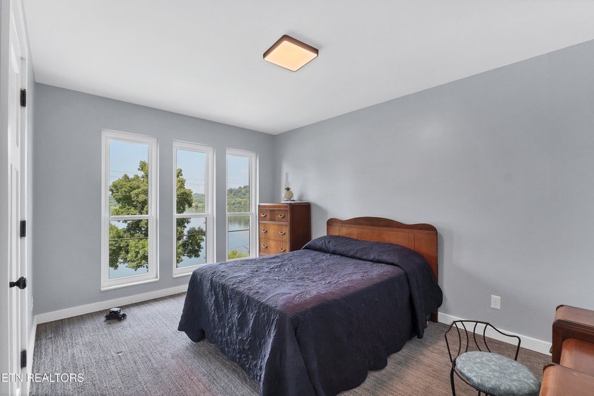Welcome to lakefront living at its finest! This beautifully - photo 32