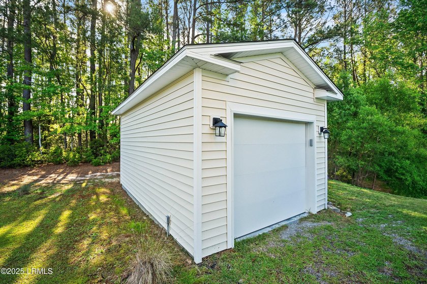 Built in 2021 by renowned local builder Allen Patterson, this - photo 36
