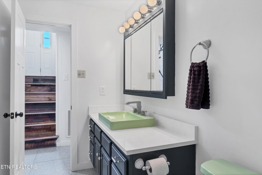 Welcome to lakefront living at its finest! This beautifully - photo 37
