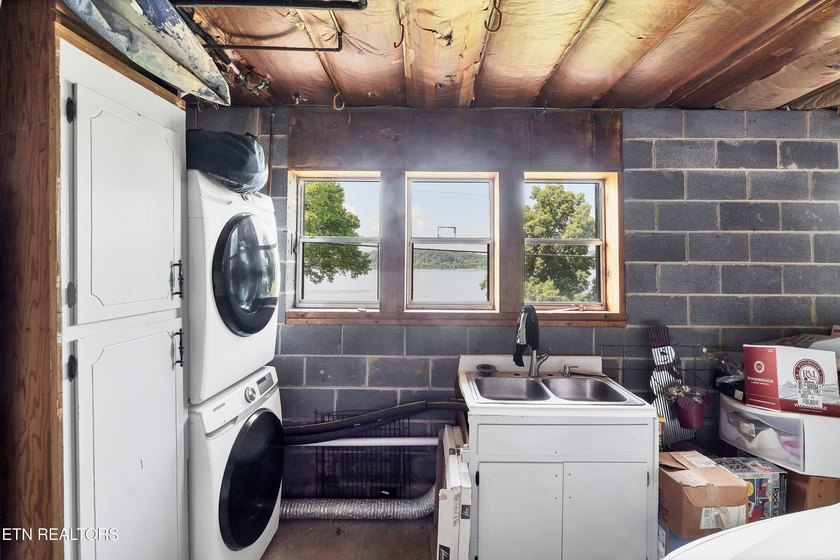 Welcome to lakefront living at its finest! This beautifully - photo 46