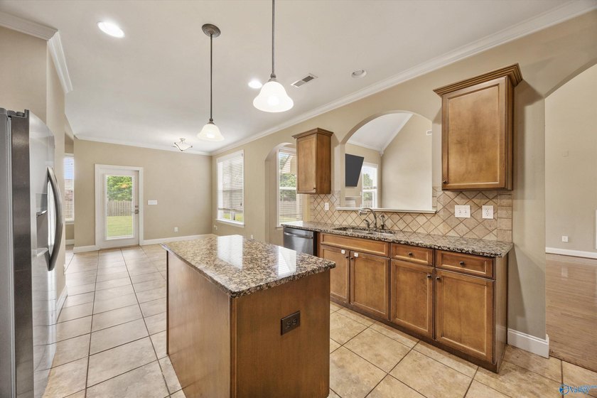 Located in the beautiful Lake Forest subdivision, this home - photo 19