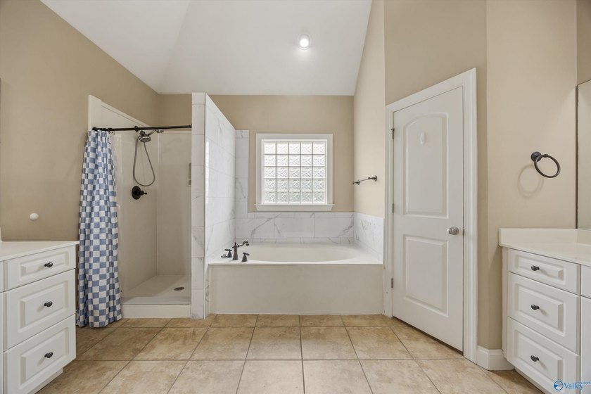 Located in the beautiful Lake Forest subdivision, this home - photo 30