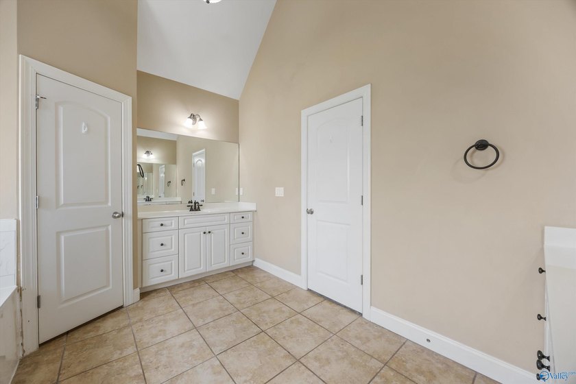 Located in the beautiful Lake Forest subdivision, this home - photo 32