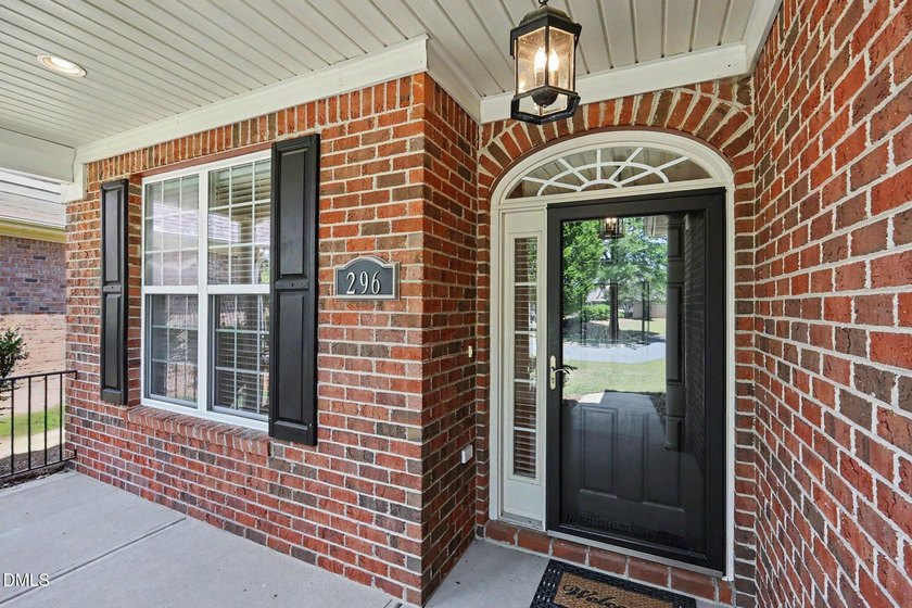Beautiful brick ranch with custom moldings, tray ceilings, and a - photo 2