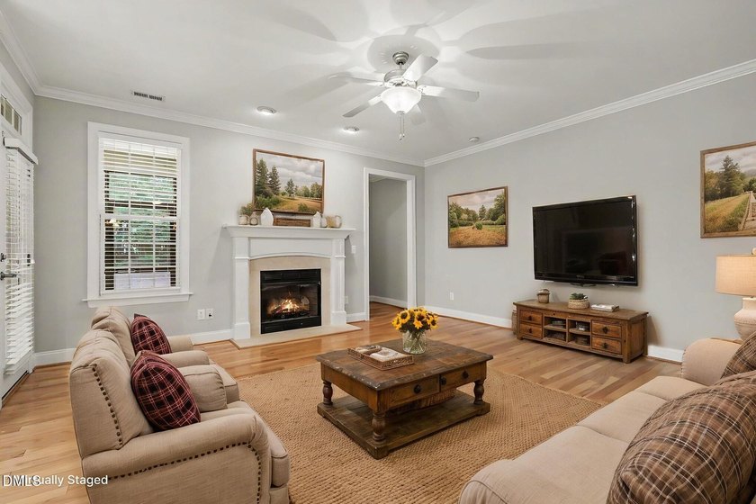 Beautiful brick ranch with custom moldings, tray ceilings, and a - photo 3