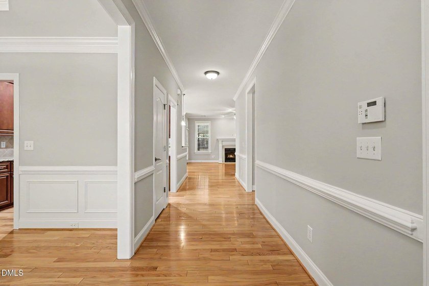 Beautiful brick ranch with custom moldings, tray ceilings, and a - photo 6