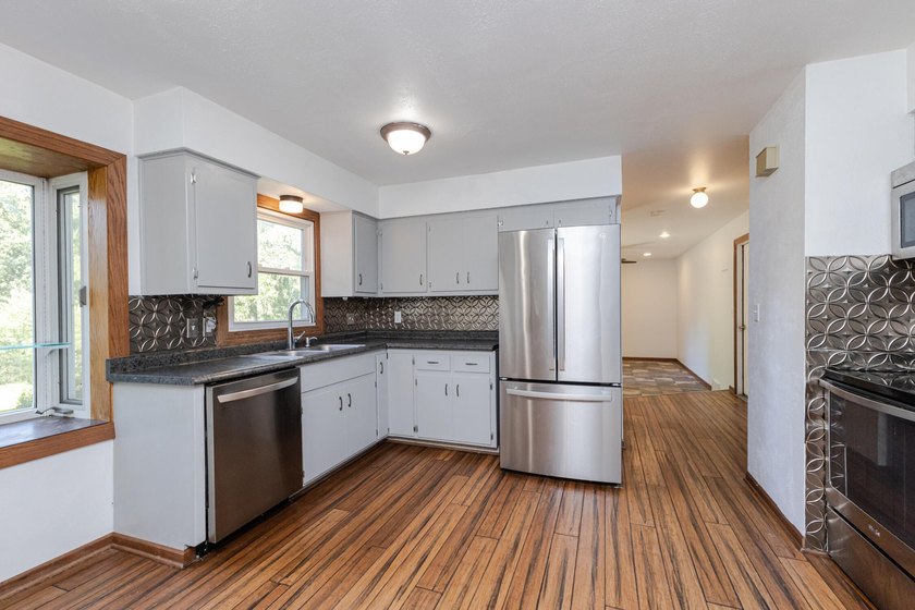 Enjoy the perfect blend of space, updates, and location on this - photo 2