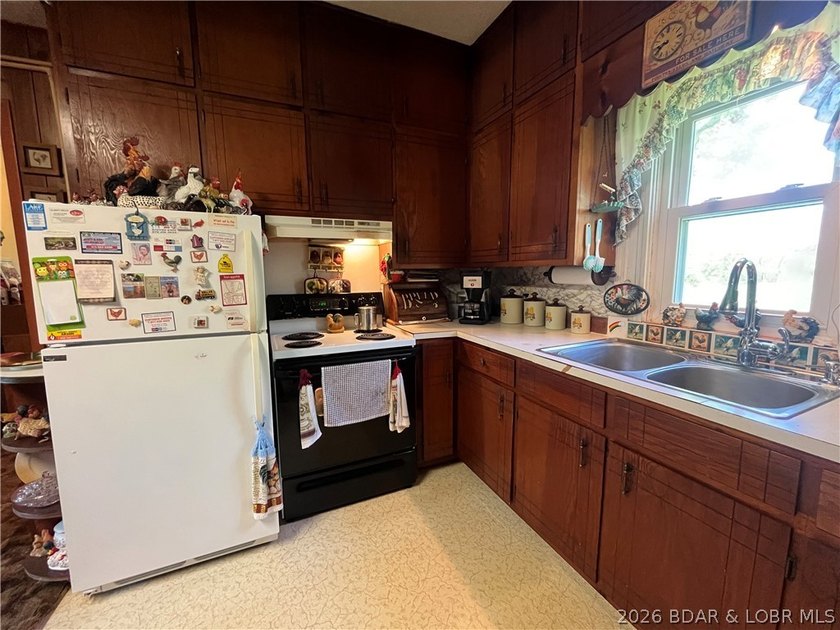 Live the best of both worlds-peaceful country living just - photo 12
