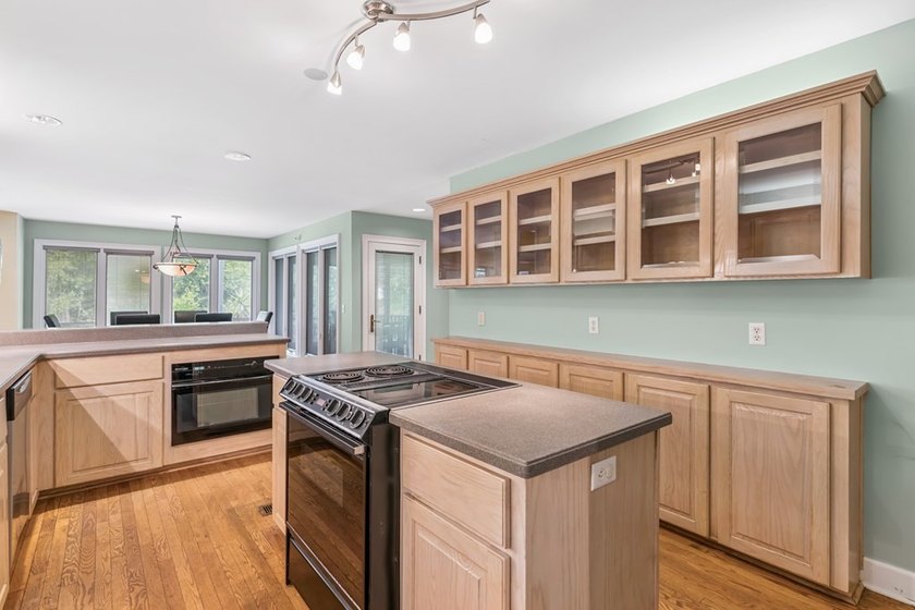 Character and coastal charm come together in this beautiful 3 - photo 23