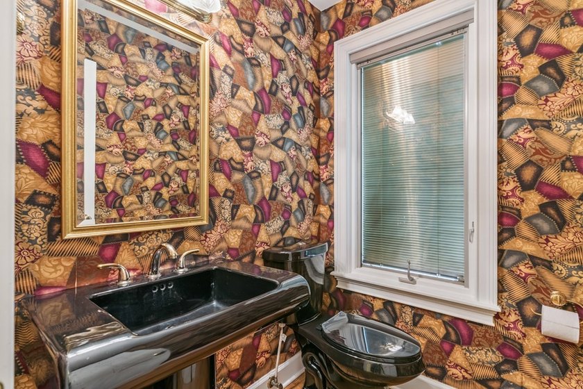 Character and coastal charm come together in this beautiful 3 - photo 26