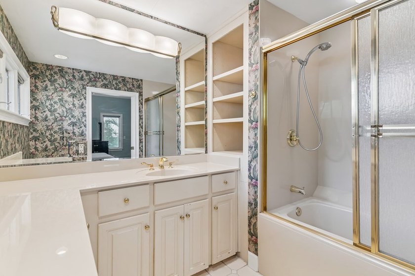 Character and coastal charm come together in this beautiful 3 - photo 30
