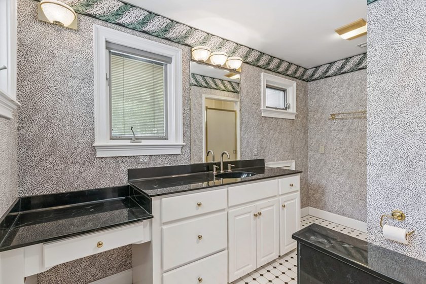 Character and coastal charm come together in this beautiful 3 - photo 42