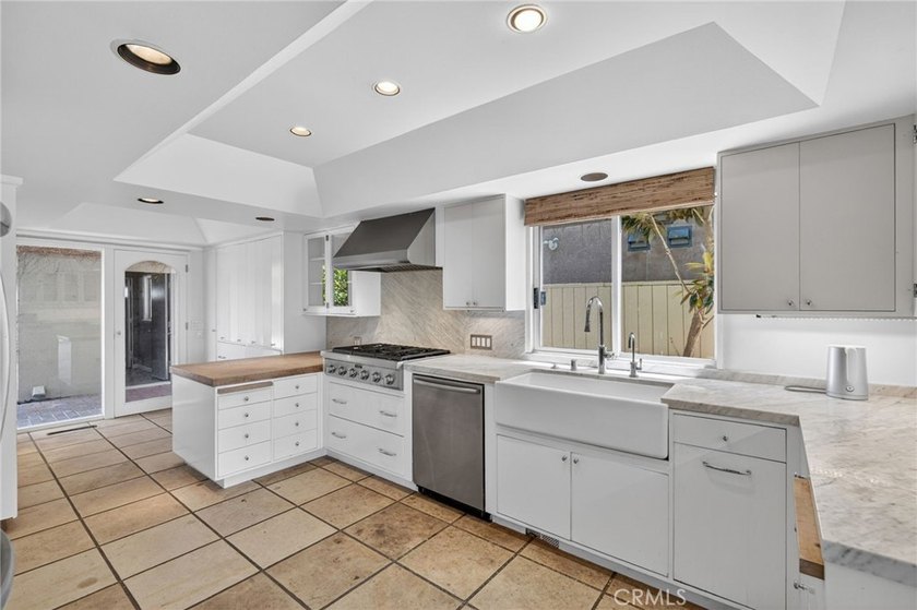 Beautiful waterfront home in the highly sought-after Dover - photo 17