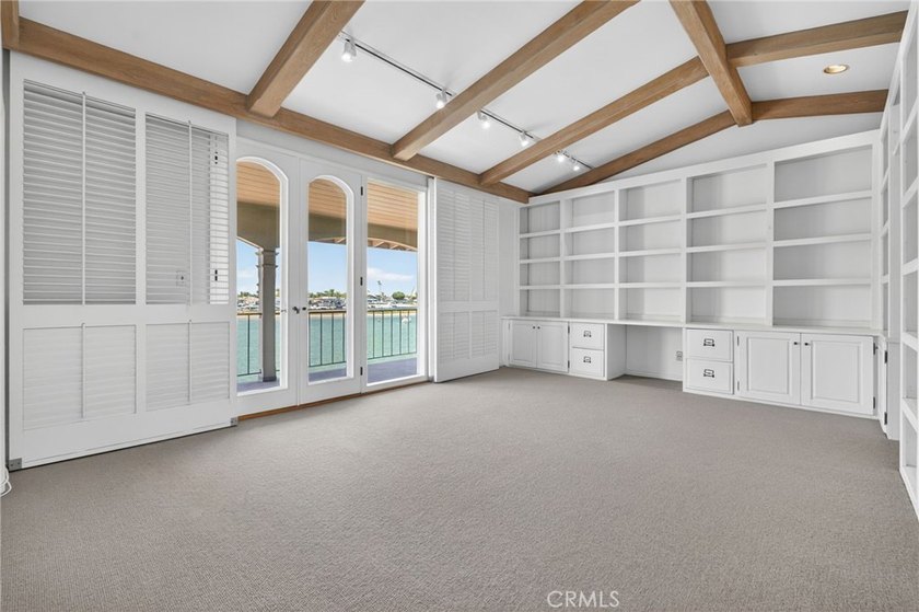 Beautiful waterfront home in the highly sought-after Dover - photo 19