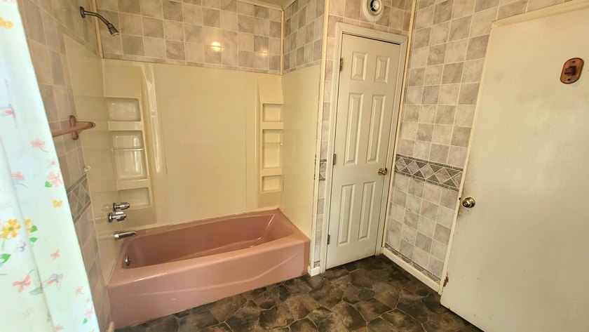 Home with great location. 4 bedrooms 2 baths, Balcony, Nice - photo 22