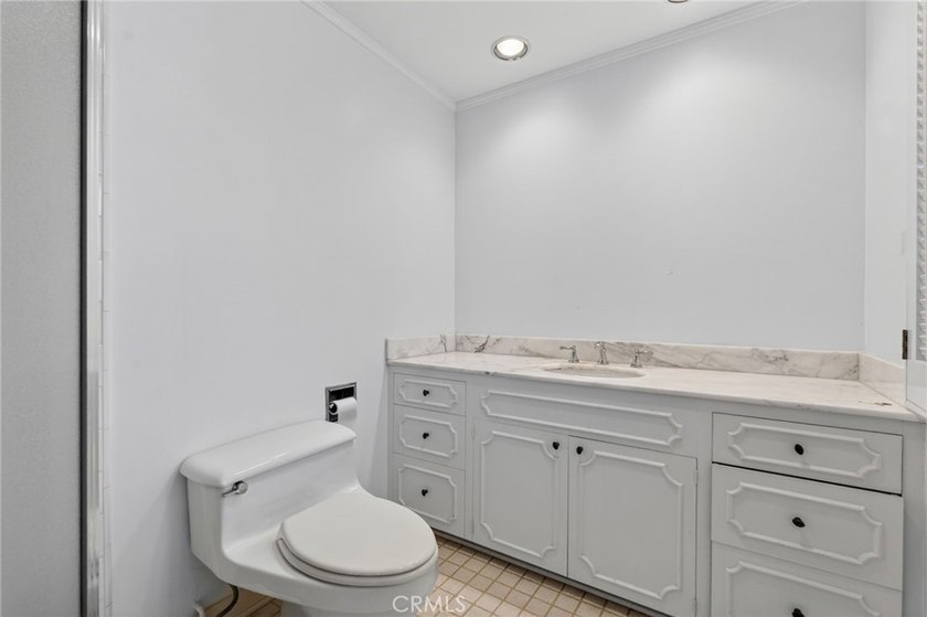 Beautiful waterfront home in the highly sought-after Dover - photo 27