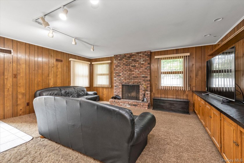 Warm and inviting Colonial offering oversized rooms, 3 bedrooms - photo 13