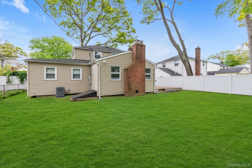 Warm and inviting Colonial offering oversized rooms, 3 bedrooms - photo 21