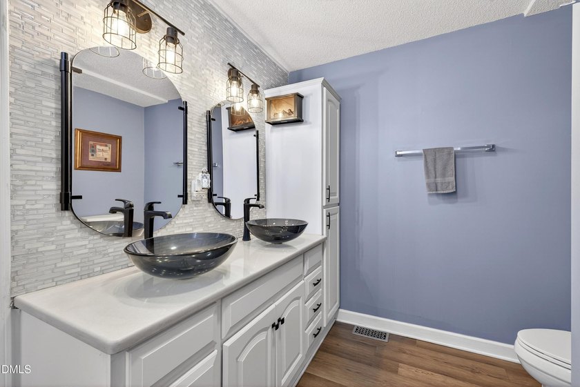 At almost 2,700 sq. ft, this large BEAUTIFULLY REMODELED - photo 12