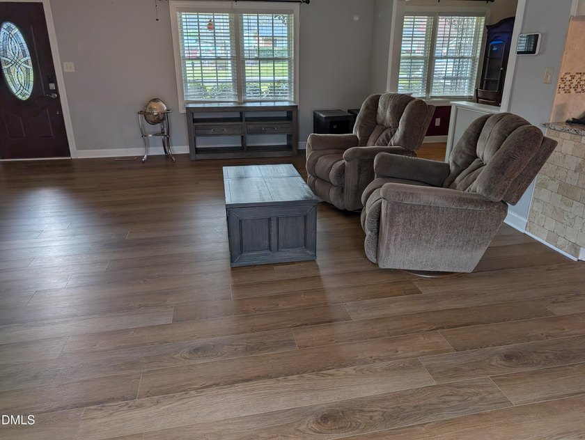 At almost 2,700 sq. ft, this large BEAUTIFULLY REMODELED - photo 15