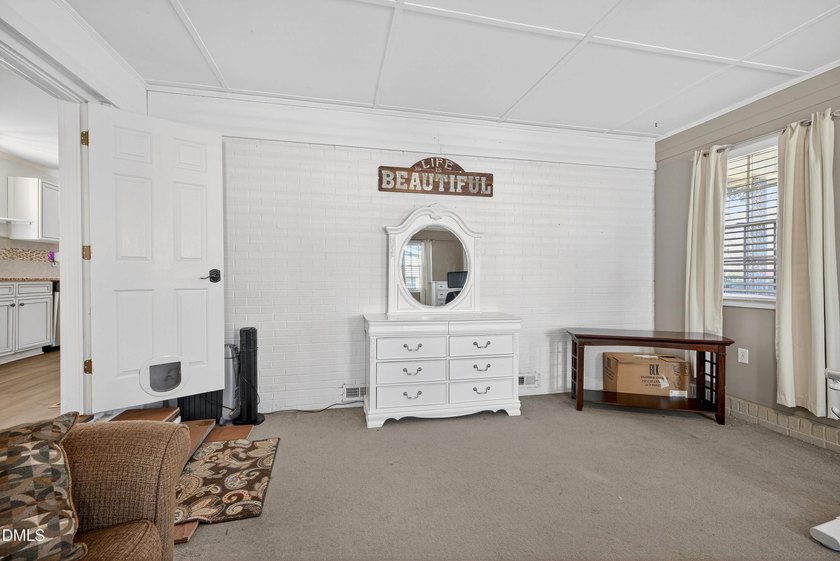 At almost 2,700 sq. ft, this large BEAUTIFULLY REMODELED - photo 19