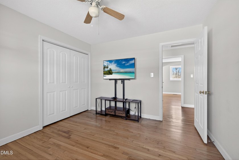 At almost 2,700 sq. ft, this large BEAUTIFULLY REMODELED - photo 20