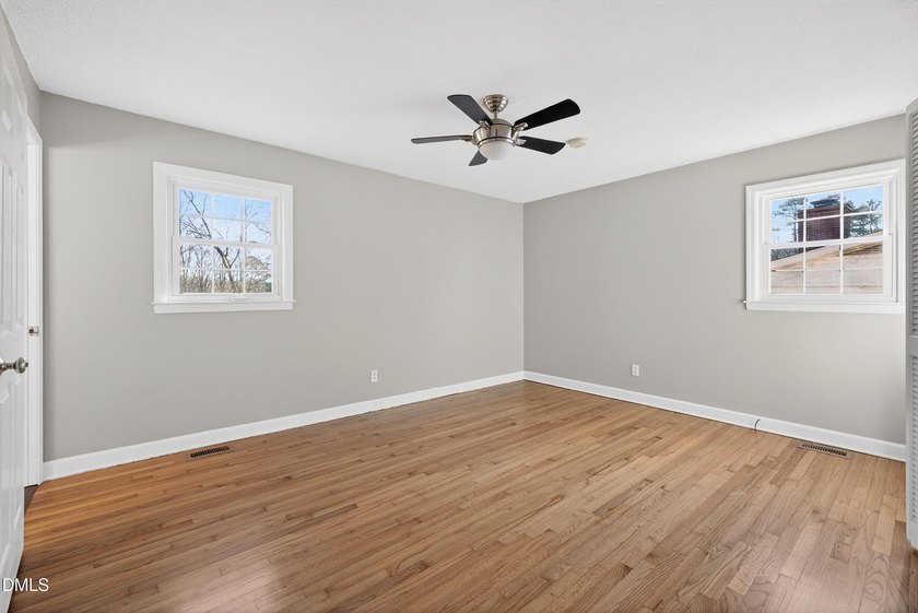 At almost 2,700 sq. ft, this large BEAUTIFULLY REMODELED - photo 21