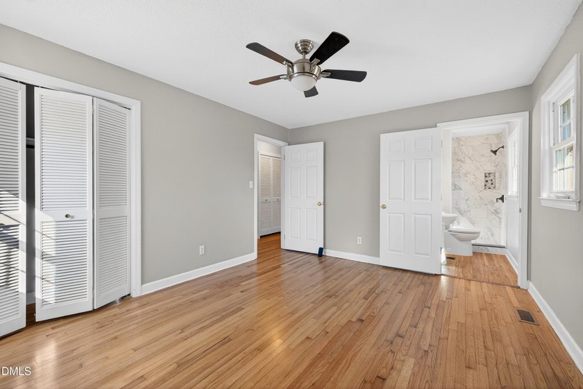 At almost 2,700 sq. ft, this large BEAUTIFULLY REMODELED - photo 22
