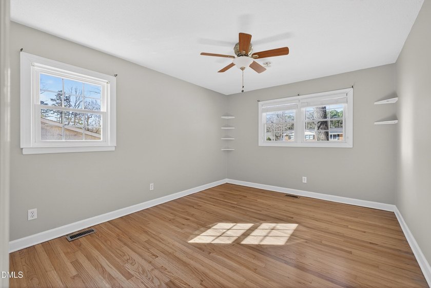 At almost 2,700 sq. ft, this large BEAUTIFULLY REMODELED - photo 23