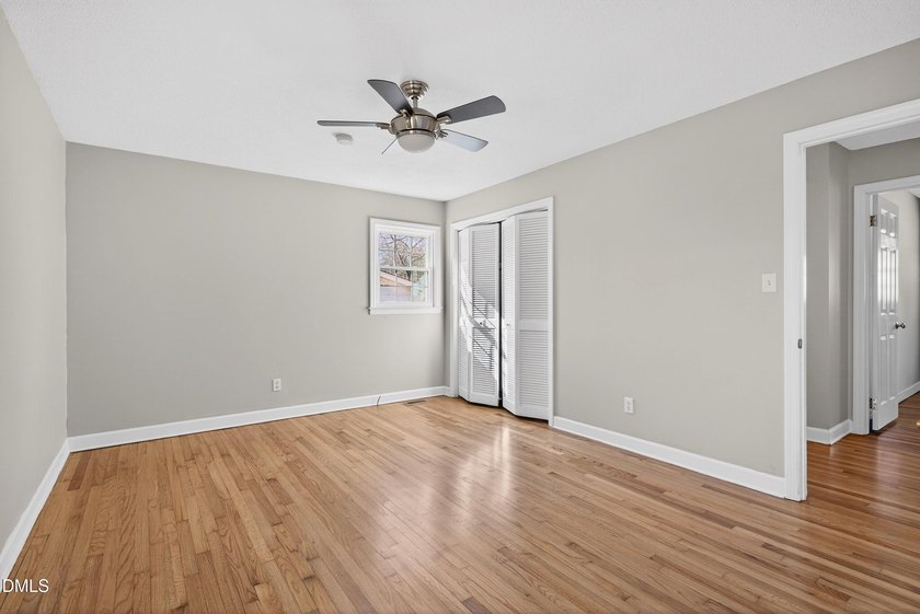 At almost 2,700 sq. ft, this large BEAUTIFULLY REMODELED - photo 24
