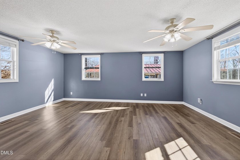 At almost 2,700 sq. ft, this large BEAUTIFULLY REMODELED - photo 25