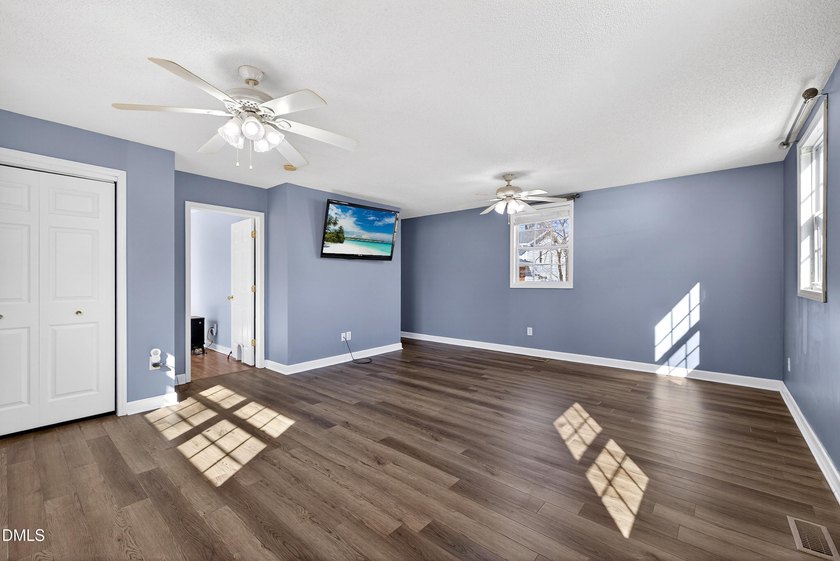 At almost 2,700 sq. ft, this large BEAUTIFULLY REMODELED - photo 26
