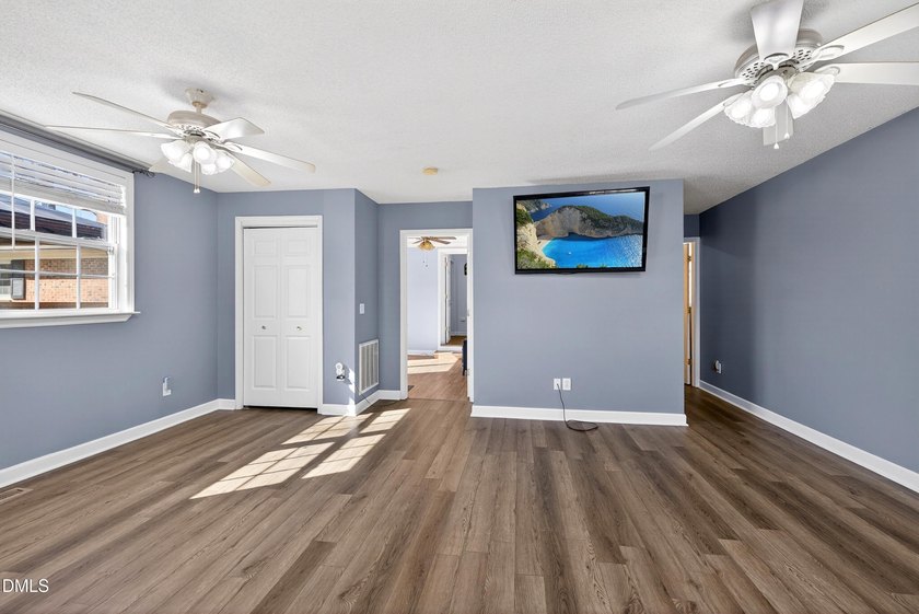 At almost 2,700 sq. ft, this large BEAUTIFULLY REMODELED - photo 27