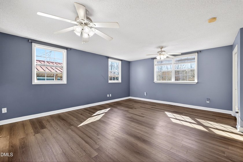 At almost 2,700 sq. ft, this large BEAUTIFULLY REMODELED - photo 28