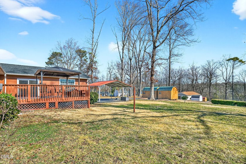 At almost 2,700 sq. ft, this large BEAUTIFULLY REMODELED - photo 29