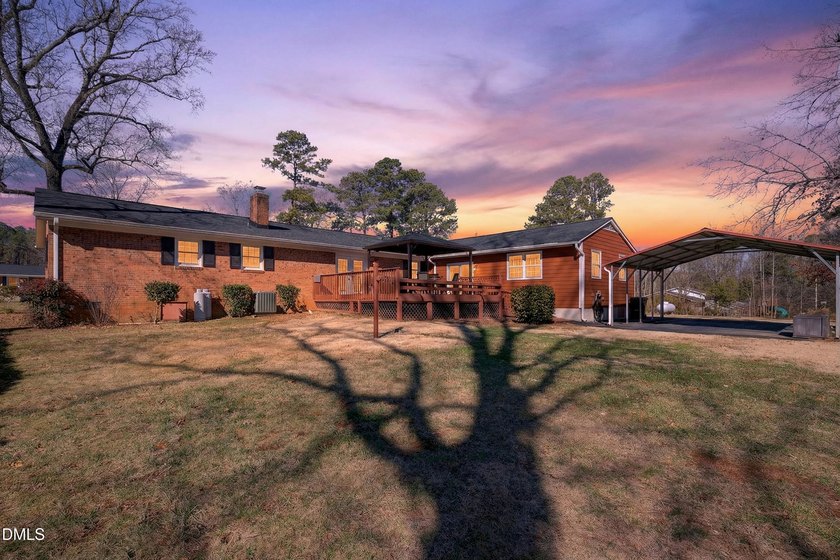 At almost 2,700 sq. ft, this large BEAUTIFULLY REMODELED - photo 35