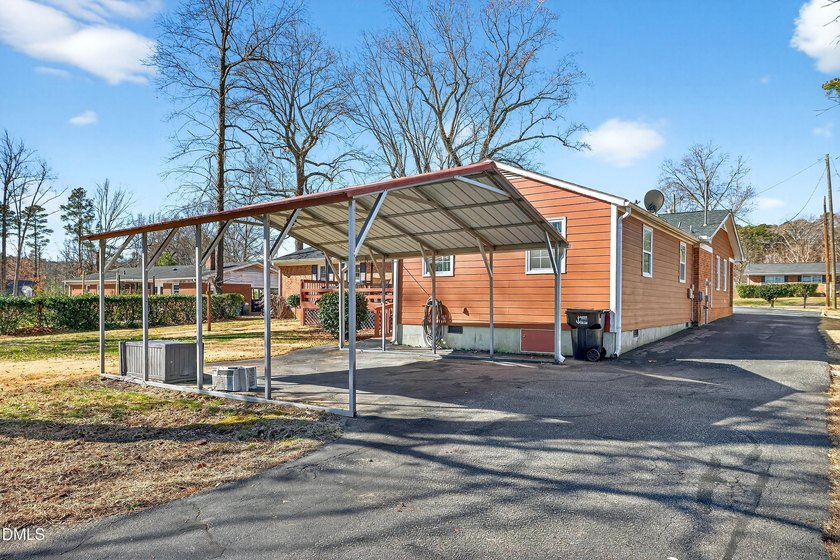 At almost 2,700 sq. ft, this large BEAUTIFULLY REMODELED - photo 37