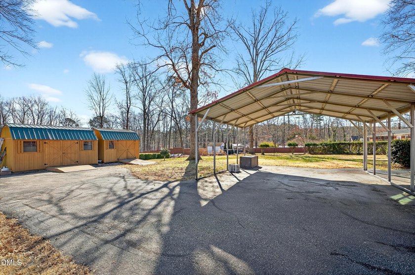 At almost 2,700 sq. ft, this large BEAUTIFULLY REMODELED - photo 38
