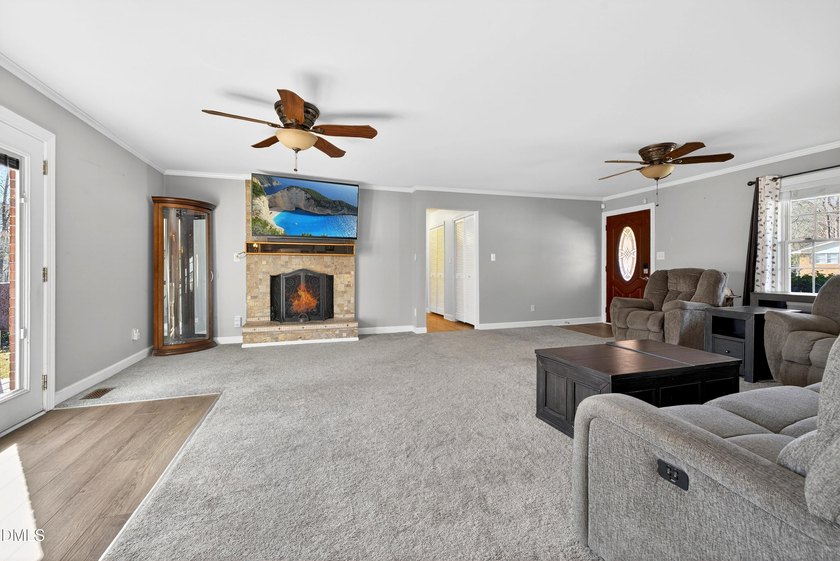At almost 2,700 sq. ft, this large BEAUTIFULLY REMODELED - photo 43