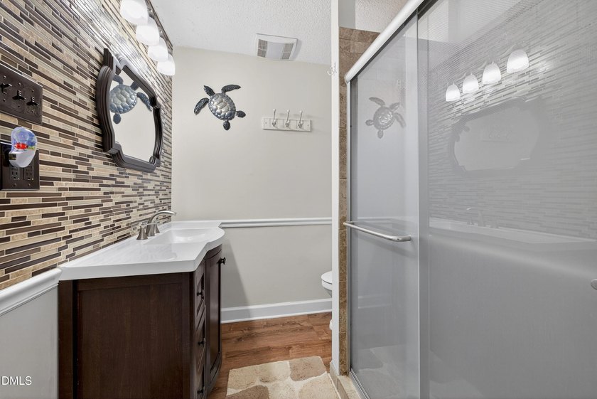 At almost 2,700 sq. ft, this large BEAUTIFULLY REMODELED - photo 45