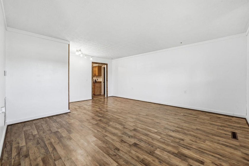 GREAT LOCATION just minutes from Murray, this comfortable - photo 11