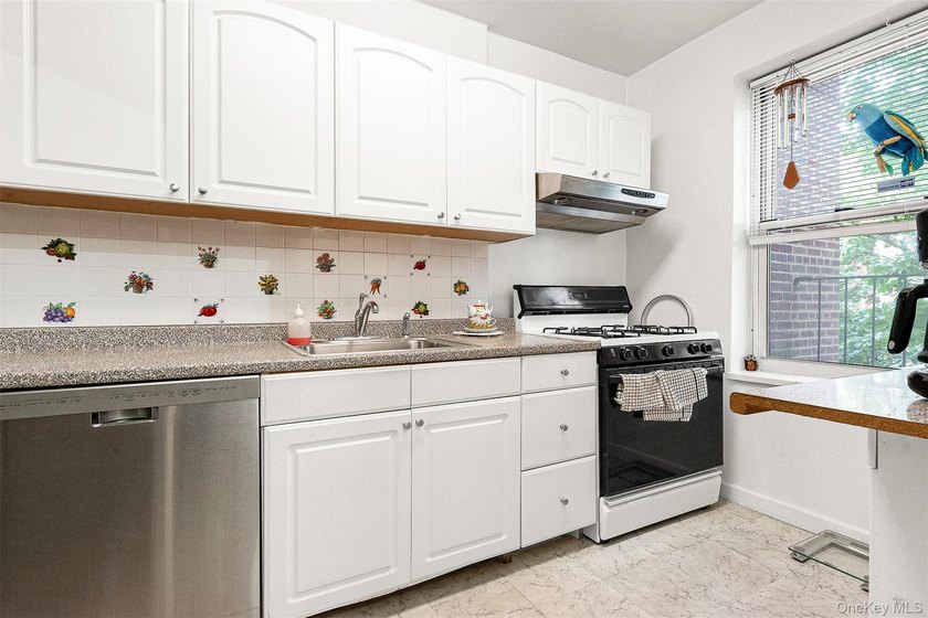 Expansive 1 bedroom with a great layout and potential of a JR4 - photo 13