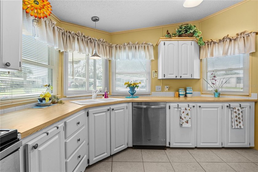 One or more photo(s) has been virtually staged. Florida living - photo 14