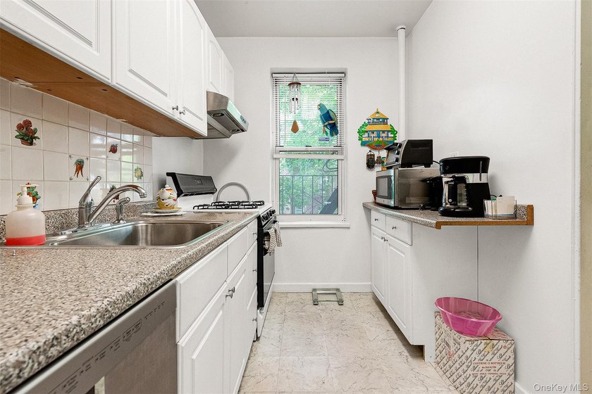 Expansive 1 bedroom with a great layout and potential of a JR4 - photo 14