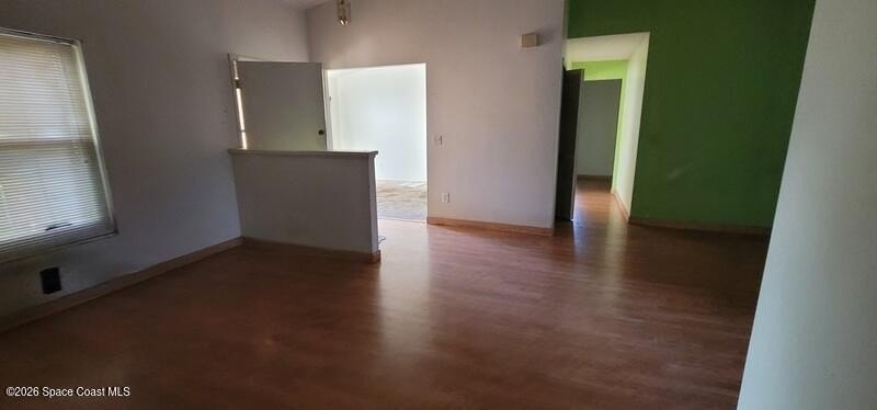 Beautiful 4/2 home with enclosed pool, open floor plan, vaulted - photo 14