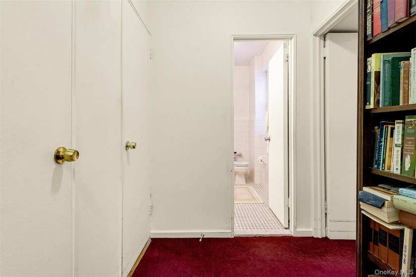 Expansive 1 bedroom with a great layout and potential of a JR4 - photo 17