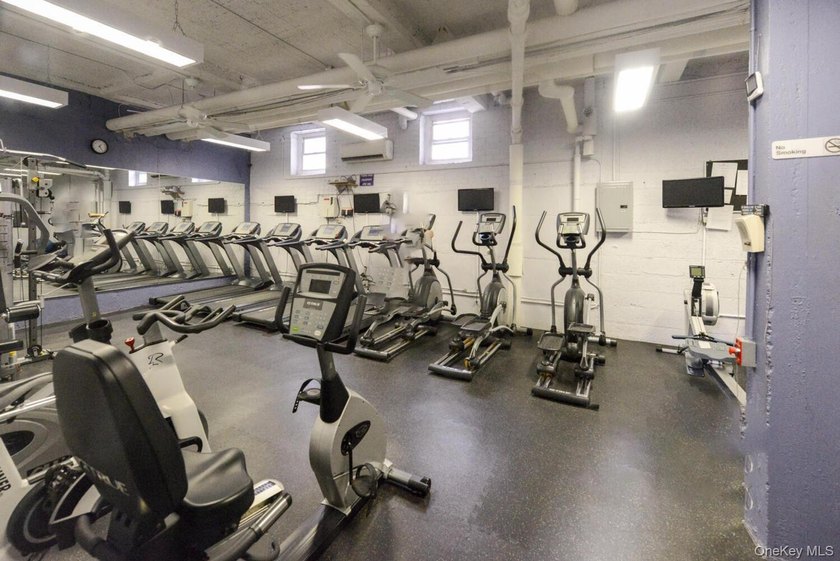 Expansive 1 bedroom with a great layout and potential of a JR4 - photo 23