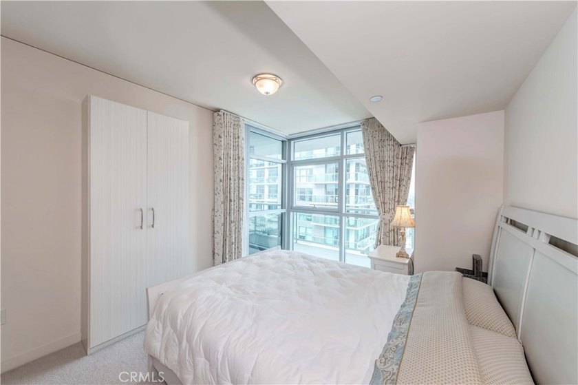 Stunning 15th floor with amazing city lights and mountain views - photo 19
