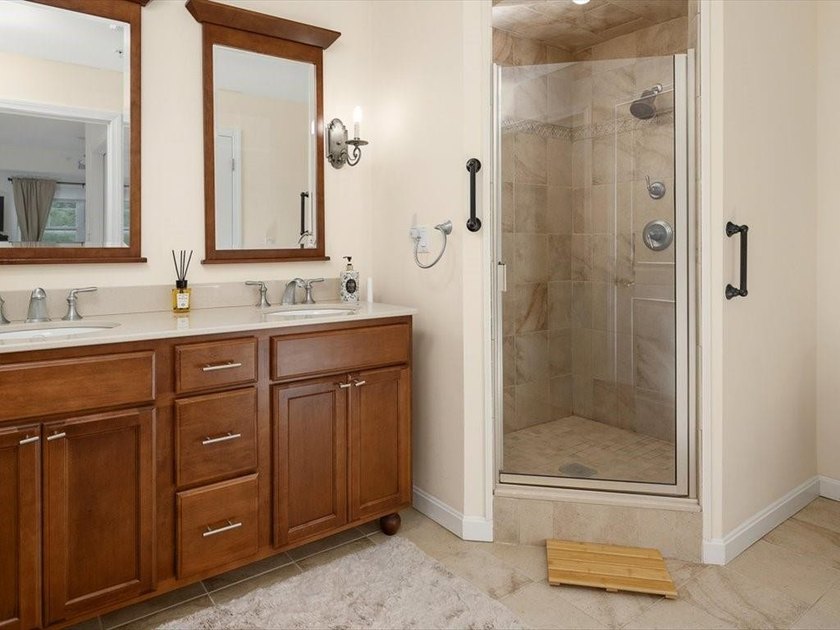 Experience luxury living in this beautifully appointed 2-bedroom - photo 18
